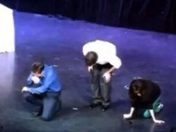 娱乐吃瓜君表演意外翻车,笑料百出却意外失控